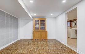 6 odalılar şehir içinde müstakil ev York'da, Kanada. C$1,170,000