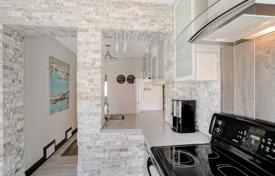 4 odalılar şehir içinde müstakil ev Etobicoke'de, Kanada. C$1,317,000