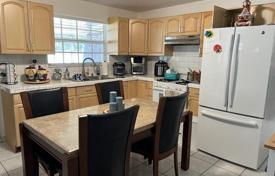 4 odalılar şehir içinde müstakil ev 200 m² Miami Gardens'da, Amerika Birleşik Devletleri. $513,000
