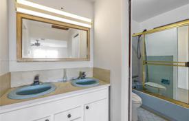 4 odalılar şehir içinde müstakil ev 422 m² Miami'de, Amerika Birleşik Devletleri. $899,000