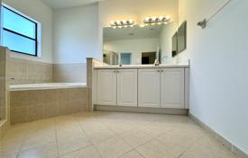 3 odalılar şehir içinde müstakil ev 278 m² Miami'de, Amerika Birleşik Devletleri. $548,000