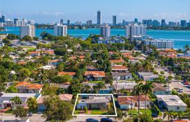 3 odalılar şehir içinde müstakil ev 167 m² Miami'de, Amerika Birleşik Devletleri. $925,000
