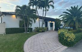 4 odalılar şehir içinde müstakil ev 300 m² Miami'de, Amerika Birleşik Devletleri. $1,890,000