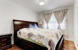5 odalılar şehir içinde müstakil ev Scarborough'da, Kanada. C$1,286,000