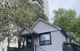 6 odalılar şehir içinde müstakil ev York'da, Kanada. C$1,121,000