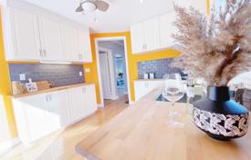 7 odalılar şehir içinde müstakil ev East York'da, Kanada. C$1,689,000