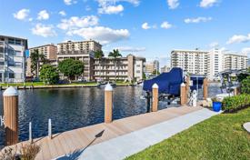 Şehir içinde müstakil ev – Hallandale Beach, Florida, Amerika Birleşik Devletleri. $2,579,000