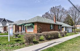 9 odalılar şehir içinde müstakil ev Etobicoke'de, Kanada. C$1,552,000