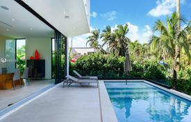 Sıfır daire – Miami sahili, Florida, Amerika Birleşik Devletleri. $5,000 haftalık