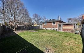 10 odalılar şehir içinde müstakil ev Scarborough'da, Kanada. C$1,160,000