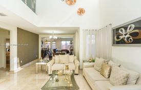 4 odalılar şehir içinde müstakil ev 321 m² Miami'de, Amerika Birleşik Devletleri. $950,000