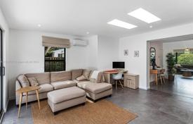 7 odalılar şehir içinde müstakil ev 209 m² Miami'de, Amerika Birleşik Devletleri. $1,590,000