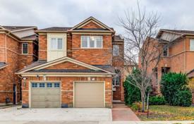 3 odalılar konak North York'da, Kanada. C$1,193,000