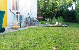 3 odalılar şehir içinde müstakil ev 198 m² Miami'de, Amerika Birleşik Devletleri. $1,558,000