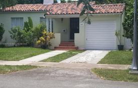 Şehir içinde müstakil ev – Coral Gables, Florida, Amerika Birleşik Devletleri. $900,000