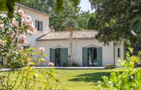 16 odalılar villa L'Isle-sur-la-Sorgue'de, Fransa. 4,900,000 €