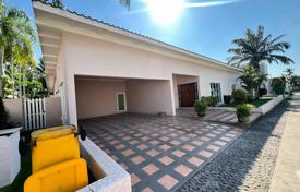 5 odalılar villa 550 m² Pattaya'da, Tayland. $745,000