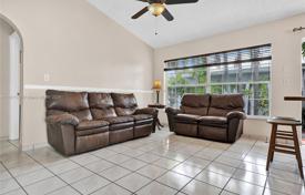 3 odalılar şehir içinde müstakil ev 159 m² Miami'de, Amerika Birleşik Devletleri. $660,000