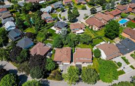 11 odalılar şehir içinde müstakil ev Scarborough'da, Kanada. C$2,075,000