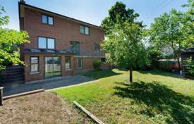 8 odalılar şehir içinde müstakil ev North York'da, Kanada. C$1,962,000