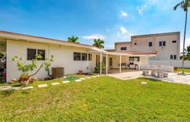 Yazlık ev – North Miami, Florida, Amerika Birleşik Devletleri. $900,000