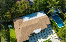 4 odalılar şehir içinde müstakil ev Miami'de, Amerika Birleşik Devletleri. $2,435,000