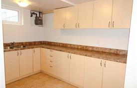 9 odalılar şehir içinde müstakil ev North York'da, Kanada. C$1,749,000