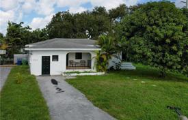 3 odalılar şehir içinde müstakil ev 110 m² Miami'de, Amerika Birleşik Devletleri. $740,000