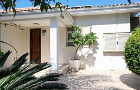 3 odalılar villa 450 m² Mesa Chorio'da, Kıbrıs. 895,000 €