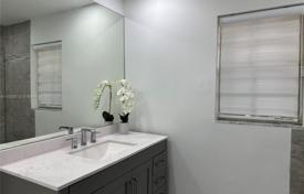 3 odalılar şehir içinde müstakil ev 101 m² Miami'de, Amerika Birleşik Devletleri. $390,000
