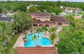 8 odalılar villa 761 m² Miami'de, Amerika Birleşik Devletleri. $1,950,000