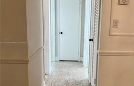 4 odalılar şehir içinde müstakil ev 216 m² Miami'de, Amerika Birleşik Devletleri. $847,000