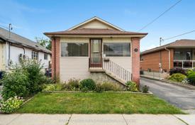 6 odalılar şehir içinde müstakil ev Etobicoke'de, Kanada. C$1,610,000