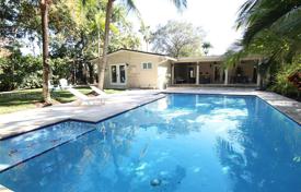 3 odalılar şehir içinde müstakil ev 225 m² South Miami'de, Amerika Birleşik Devletleri. $1,399,000