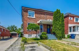 4 odalılar konak Etobicoke'de, Kanada. C$1,005,000