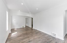 9 odalılar şehir içinde müstakil ev East York'da, Kanada. C$2,039,000