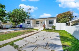 4 odalılar şehir içinde müstakil ev 205 m² Miami'de, Amerika Birleşik Devletleri. $750,000