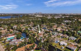 Şehir içinde müstakil ev – Fort Lauderdale, Florida, Amerika Birleşik Devletleri. $675,000