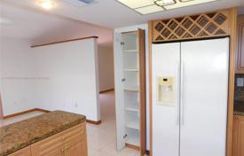3 odalılar şehir içinde müstakil ev 228 m² Miami'de, Amerika Birleşik Devletleri. $660,000