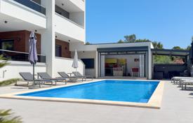 6 odalılar şehir içinde müstakil ev 300 m² Medulin'de, Hırvatistan. 1,299,000 €