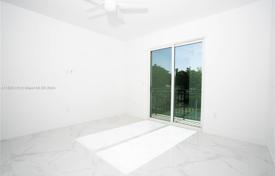 4 odalılar şehir içinde müstakil ev 254 m² Miami'de, Amerika Birleşik Devletleri. $2,840,000