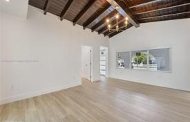 4 odalılar şehir içinde müstakil ev 198 m² Miami'de, Amerika Birleşik Devletleri. $1,300,000