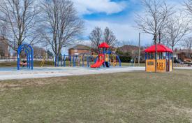 2 odalılar daire Eglinton Avenue East'da, Kanada. C$708,000