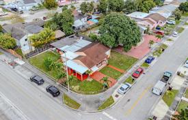 Şehir içinde müstakil ev – Hialeah, Florida, Amerika Birleşik Devletleri. $565,000