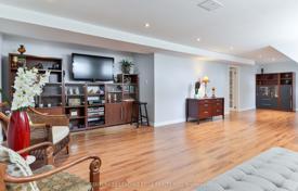 9 odalılar şehir içinde müstakil ev North York'da, Kanada. C$1,941,000
