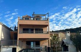10 odalılar şehir içinde müstakil ev 400 m² Rogoznica (Sibenik-Knin)'da, Hırvatistan. 1,250,000 €