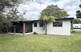 3 odalılar şehir içinde müstakil ev 240 m² Miami'de, Amerika Birleşik Devletleri. $800,000
