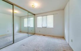10 odalılar şehir içinde müstakil ev Etobicoke'de, Kanada. C$1,952,000