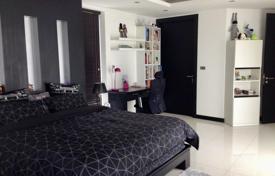 5 odalılar villa 1000 m² Pattaya'da, Tayland. $1,145,000