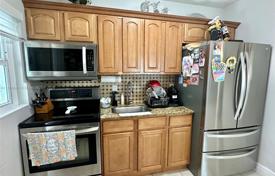 3 odalılar şehir içinde müstakil ev 94 m² Miami'de, Amerika Birleşik Devletleri. $550,000